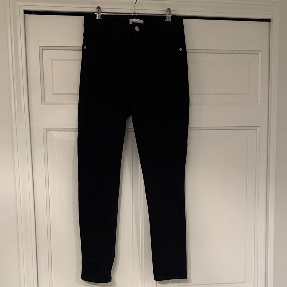 Zara Women's Black Skinny Jeans
Stretchy 
Size 6